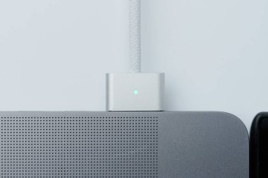 Dizüstü bilgisayara şarj prizi bağlantısı kapat görünümü