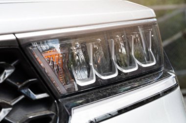 Modern araba makrosu içinde far öncülüğünde yakın görüş