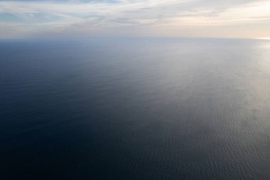 Okyanus manzarasında sakin deniz manzarası. Hava aracı manzarası.