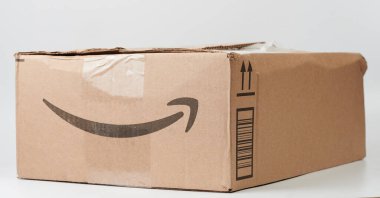 New York, ABD - 9 Mart 2024 Beyaz zemin üzerinde Amazon kutusu teslim için hazır yakın görüş