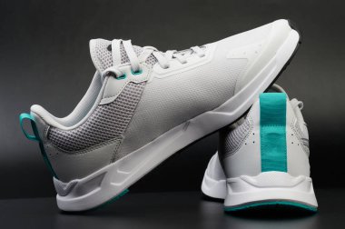 Atletik beyaz ayakkabılar yan ve dikiz aynaları siyah stüdyo arka planında izole.