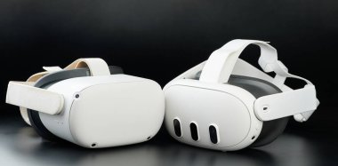 New York, ABD - 15 Mart 2024: Meta oculus quest 3 vs 2 kulaklık siyah stüdyo arka planında yan yana