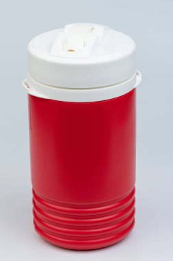 Kırmızı plastik bardak, beyaz stüdyo arka planında izole edilmiş.