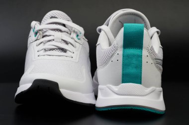 Yeşil renkli, rahat beyaz spor ayakkabılar. Yakın görüş.