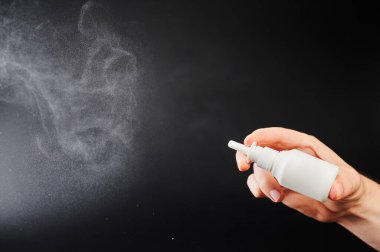 Siyah stüdyo arka planında izole edilmiş şişe spreyi bulutu