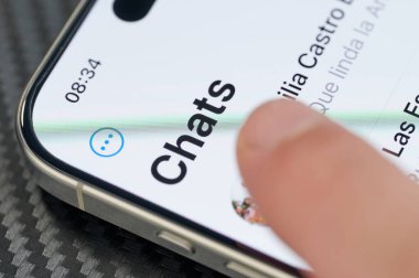 New York, ABD - 24 Ocak 2024: iphone 15 'teki Whatsapp habercilerini aç
