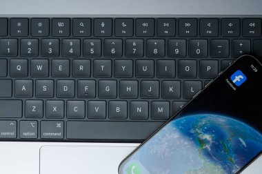 New York, ABD - 20 Şubat 2024: Klavye arka planlı iphone akıllı telefon ekranı için Facebook uygulaması