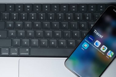 New York, ABD - 20 Şubat 2024: Klavye arka planlı iphone akıllı telefon ekranları için seyahat uygulamaları