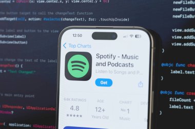 New York, ABD - 23 Şubat 2024: İphone ekranında bulanık kod programlama arka planı