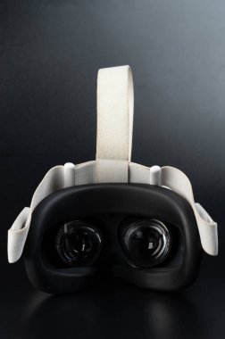 Stüdyo arka planında izole edilmiş VR gerçeklik gözlükleri lensleri maskeliyor.