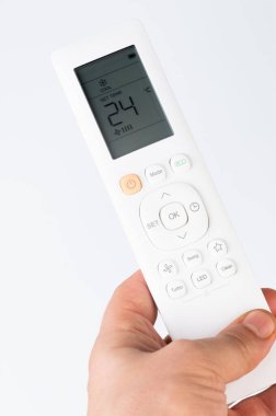 Beyaz klima uzaktan kumandası stüdyo arka planında izole edilmiş.