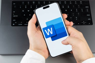 New York, ABD - 6 Nisan 2024: Popüler Kelime mobil uygulaması bilgisayarın klavye arka planında akıllı telefon ekranında