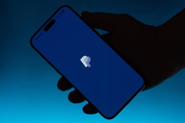 New York, ABD - 6 Mayıs 2024: Akıllı telefonda açık Paypal uygulaması mavi gradyan arkaplan