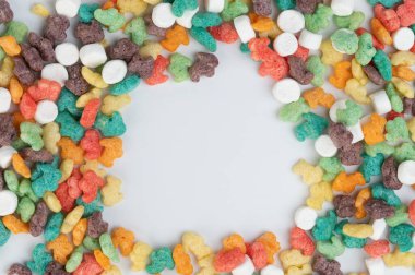 Beyaz stüdyo arka planında lokum çerçeveli renkli mısır gevrekleri