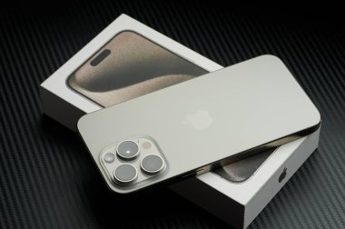 New York, ABD - 23 Ocak 2024: Apple Iphone siyah stüdyo arka planında doğal titanyum rengi maksimum 15 profesyonel