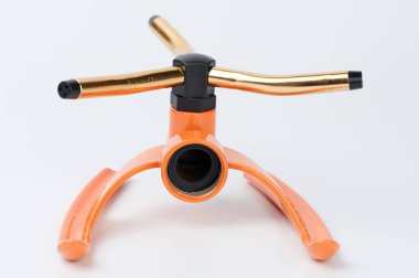 Sulama otomatik fıskiye püskürtücüsü. Beyaz stüdyo arka planında üç kanatlı.