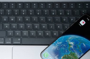New York, ABD - 20 Şubat 2024: Klavye arka planlı iphone akıllı telefon ekranı için Apple sağlık uygulaması