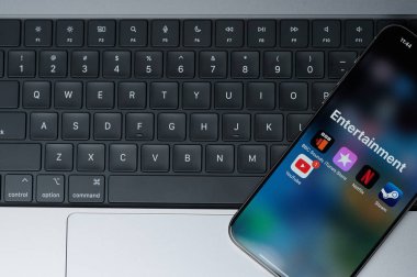 New York, ABD - 20 Şubat 2024: Klavye arka planlı iphone akıllı telefon ekranı için eğlence uygulamaları