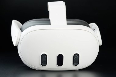 New York, ABD - 15 Mart 2024: Meta oculus quest 3 kulaklık siyah stüdyo arka planı