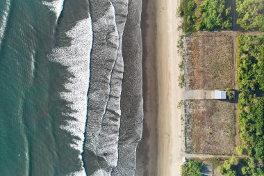 Plaj temasının yanına evler inşa etmek. Denize erişimi olan deniz kıyısı insansız hava aracı görüntüsü