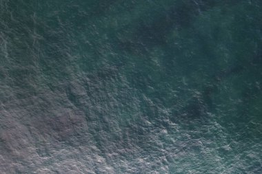 Üst manzaranın üzerindeki koyu yeşil deniz suyu deseni.