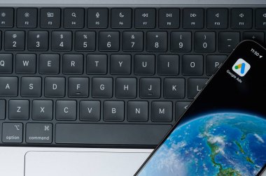 New York, ABD - 20 Şubat 2024: Klavye arka planlı iphone akıllı telefon ekranı için Google reklam uygulaması
