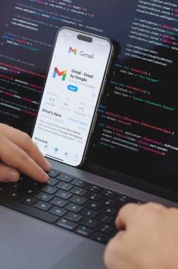 New York, ABD - 23 Şubat 2024: Dizüstü bilgisayarda elleri klavyede yeni Gmail uygulaması için kod