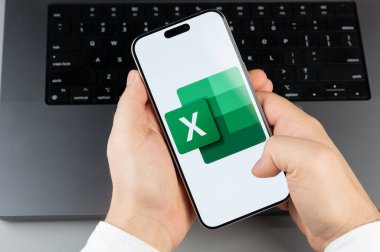 New York, ABD - 6 Nisan 2024: Popüler Microsoft akıllı telefon ekranındaki mobil uygulamadan üstün çıktı
