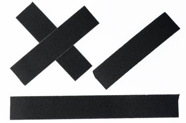 Beyaz stüdyo arka planında izole edilmiş siyah anti-kaygan bant çizgileri