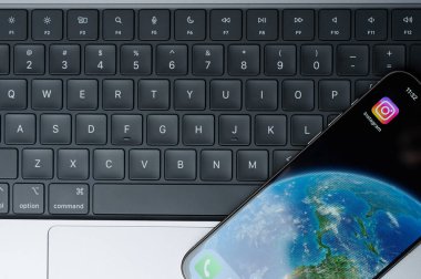 New York, ABD - 20 Şubat 2024: Klavye arka planlı iphone akıllı telefon ekranı için Instagram uygulaması