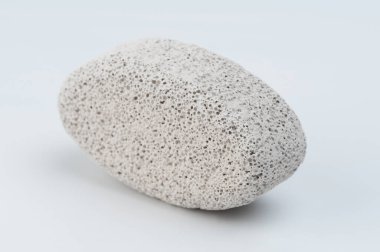 Pedikür taşı, beyaz stüdyo arka planında izole edilmiş topuklu deri fırçaları için gözenekler.