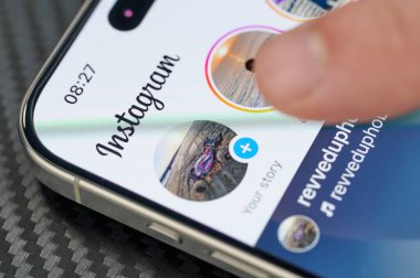 New York, ABD - 24 Ocak 2024: Instagramon iphone iphone 15 profosyonel maksimum ekran kapatma görüntüsü