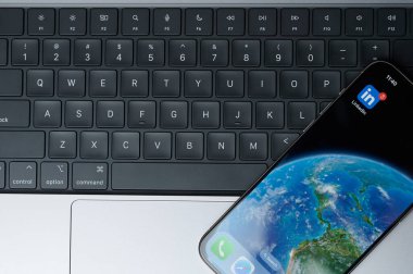 New York, ABD - 20 Şubat 2024: Klavye arka planlı iphone akıllı telefon ekranı için linkedin uygulaması