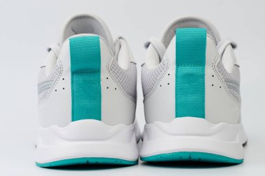 Yeşil ayakkabılı beyaz arka manzara yakın görüş