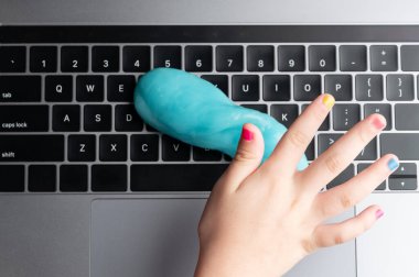 Üst görünümün üzerinde mavi atık bileşimi