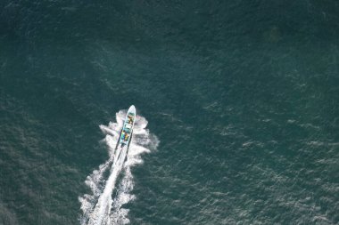 Küçük balıkçı teknesi en üst drone görüntüsünün üzerinde denizde hareket ediyor