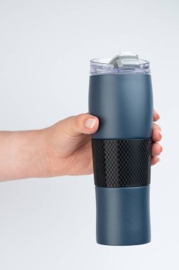 Mavi metal matara beyaz stüdyo arka planında izole edilmiş.