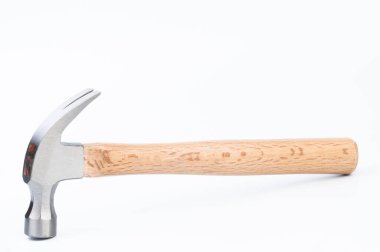 Yeni klasik çekiç beyaz stüdyo arka planında yatıyordu