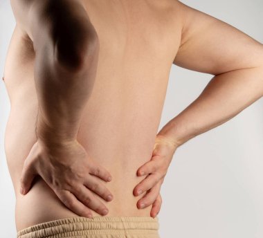 Sırt sakatlığı teması. Sırtı ağrıyan adamda kramp var.