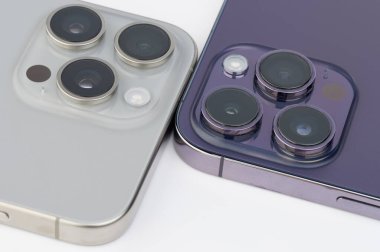 New York, ABD - 20 Ocak 2024: Kamera karşılaştırması yeni Iphone 15 Pro Max ile önceki nesil 14