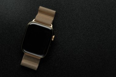 New York, ABD - 31 Ocak 2024: Elma saati 45 mm 'lik altın rengi ve temiz ekran yakın görüş