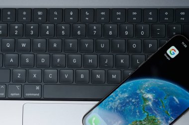 New York, ABD - 20 Şubat 2024: Klavye arka planlı iphone akıllı telefon ekranı için Google uygulaması