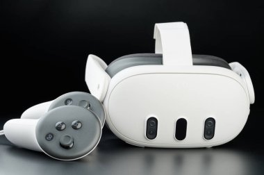 New York, ABD - 15 Mart 2024: Meta Oculus, siyah stüdyo arka planında denetçilerle birlikte 3 kulaklık.