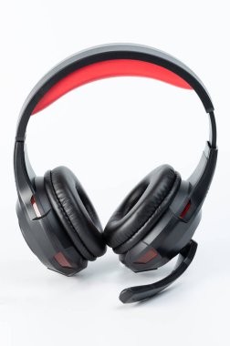 Kablosuz taşınabilir siyah kulaklıklar beyaz stüdyo arka planında izole edilmiş.