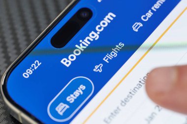 New York, ABD - 24 Ocak 2024: Parmak iziyle dokunarak iPhone uygulamasında kalmak için otel bulun