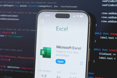 New York, ABD - 23 Şubat 2024: Microsoft Excel bulanık kod programlama arka planında iPhone ekranında