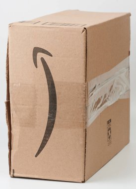 New York, ABD - 9 Mart 2024: Amazon kargo paketi beyaz stüdyo arka planında mühürlendi