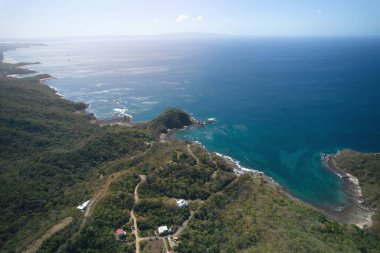 Parlak güneşli bir günde okyanus kıyısı hava manzarası