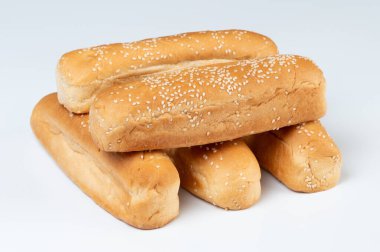 Beyaz stüdyo arka planında izole edilmiş taze sosisli çörekler.