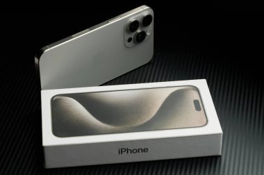 New York, ABD - 23 Ocak 2024: Yeni nesil Apple Iphone 'un siyah stüdyo arkaplanlı kutusu